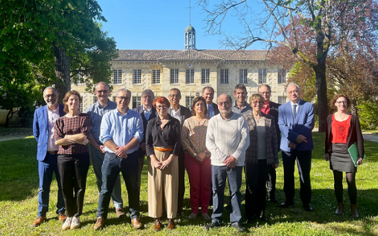 Photo des participants à la conférence régionale de l'ADESM et de la conférence des présidents des CME des CHS, devant le bâtiment de la direction du CH de Cadillac