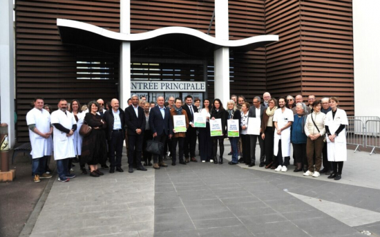 Personnel du GH Sud-Gironde, en présence du directeur et des directeurs délégués présentant les niveau de certification ARS pour chacun des établissements du GH