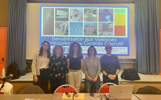 Equipe du SAAVIF devant la projection du document d'information en salle de conférence du CH de Cadillac