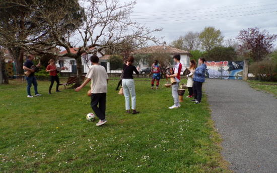 Patients de l'Hôpital de jour la Demi-lune dansant lors d'un atelier en extérieur sur les contes africains avec des percussions