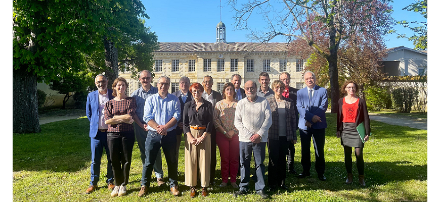 Photo des participants à la conférence régionale de l'ADESM et de la conférence des présidents des CME des CHS, devant le bâtiment de la direction du CH de Cadillac