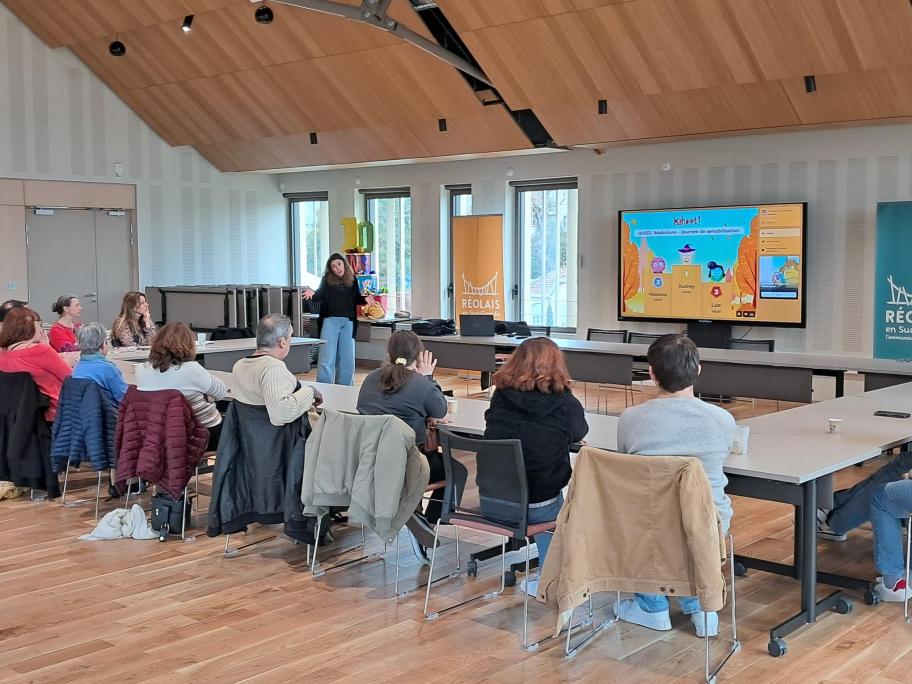 Atelier de sensibilisation des addictions, personnes attablés autour d'un intervenant