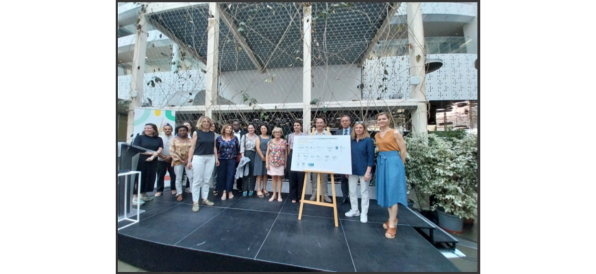 Photo de groupe apres la signature du CLS Boreaux métropole deanvt l'hotel Bordeaux Métropole
