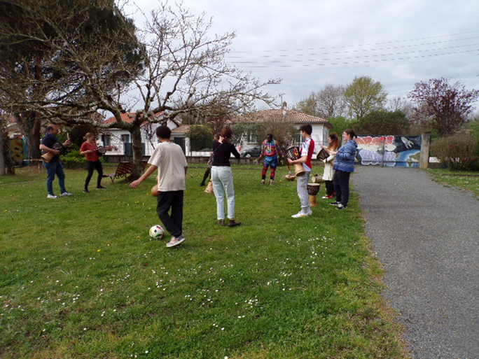 Patients de l'Hôpital de jour la Demi-lune dansant lors d'un atelier en extérieur sur les contes africains avec des percussions