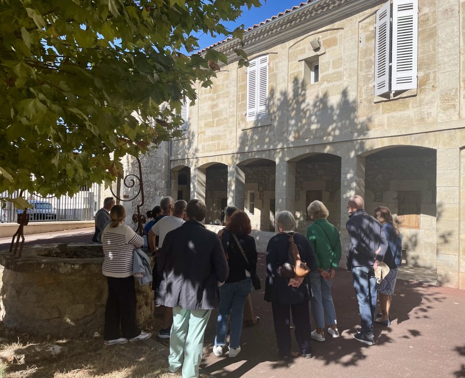 Photo des visiteurs en proximité des cellules des pélerins